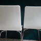 Paire de chaises blanches en plexiglas années 70