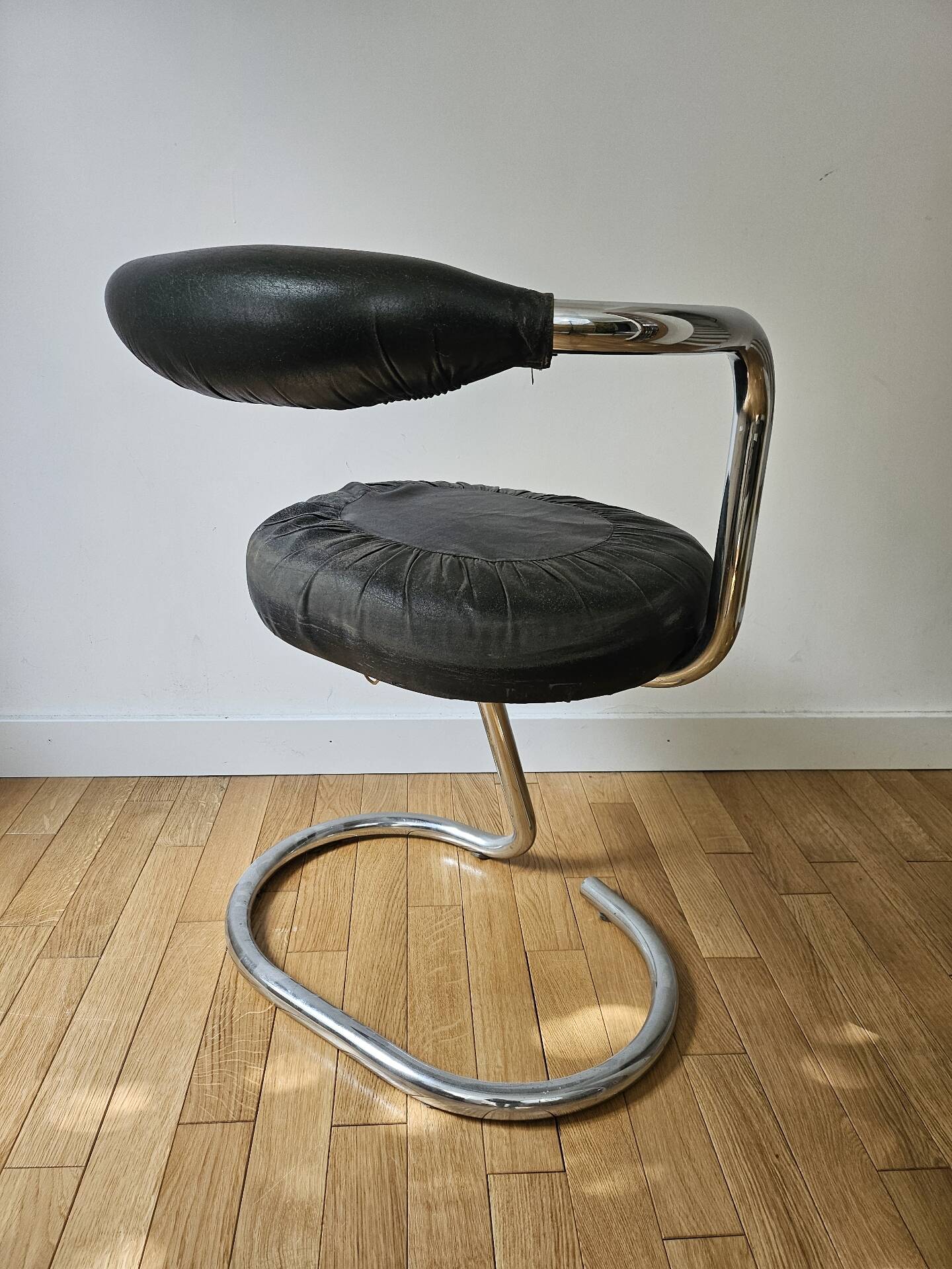 Chaise "cobra" par Giotto Stoppino