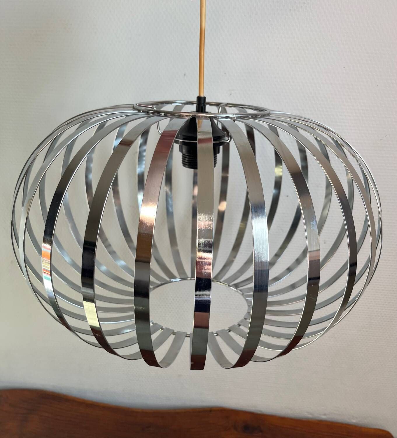 Arditi Italy saucer pendant light from the 80s with metal strips