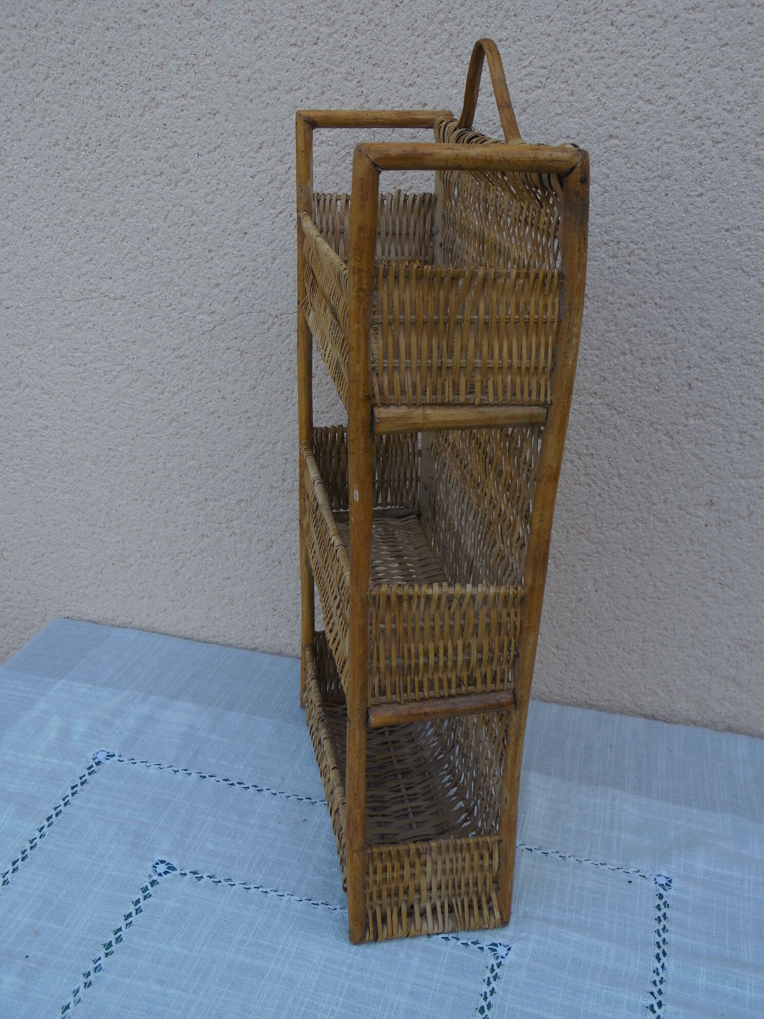 Wicker shelf with 3 compartments