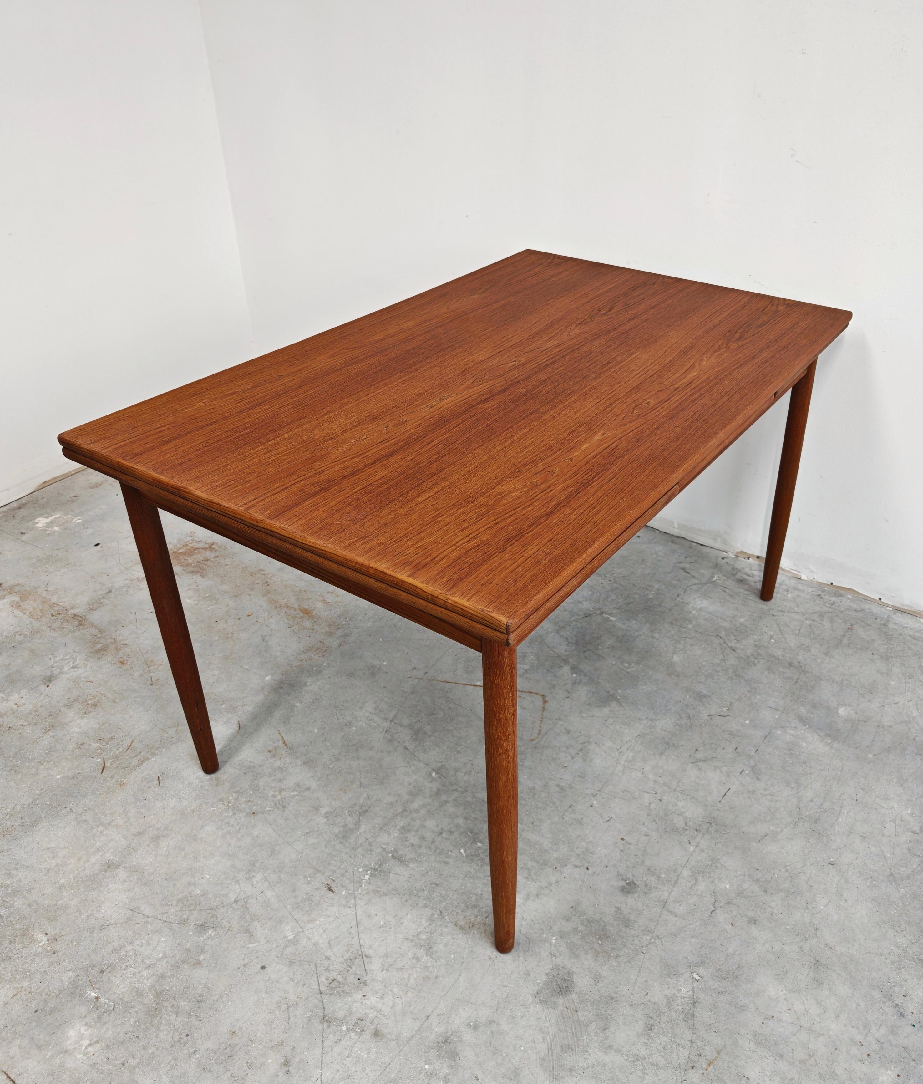Extendable dining table in teak Mid Century Modern 1960s