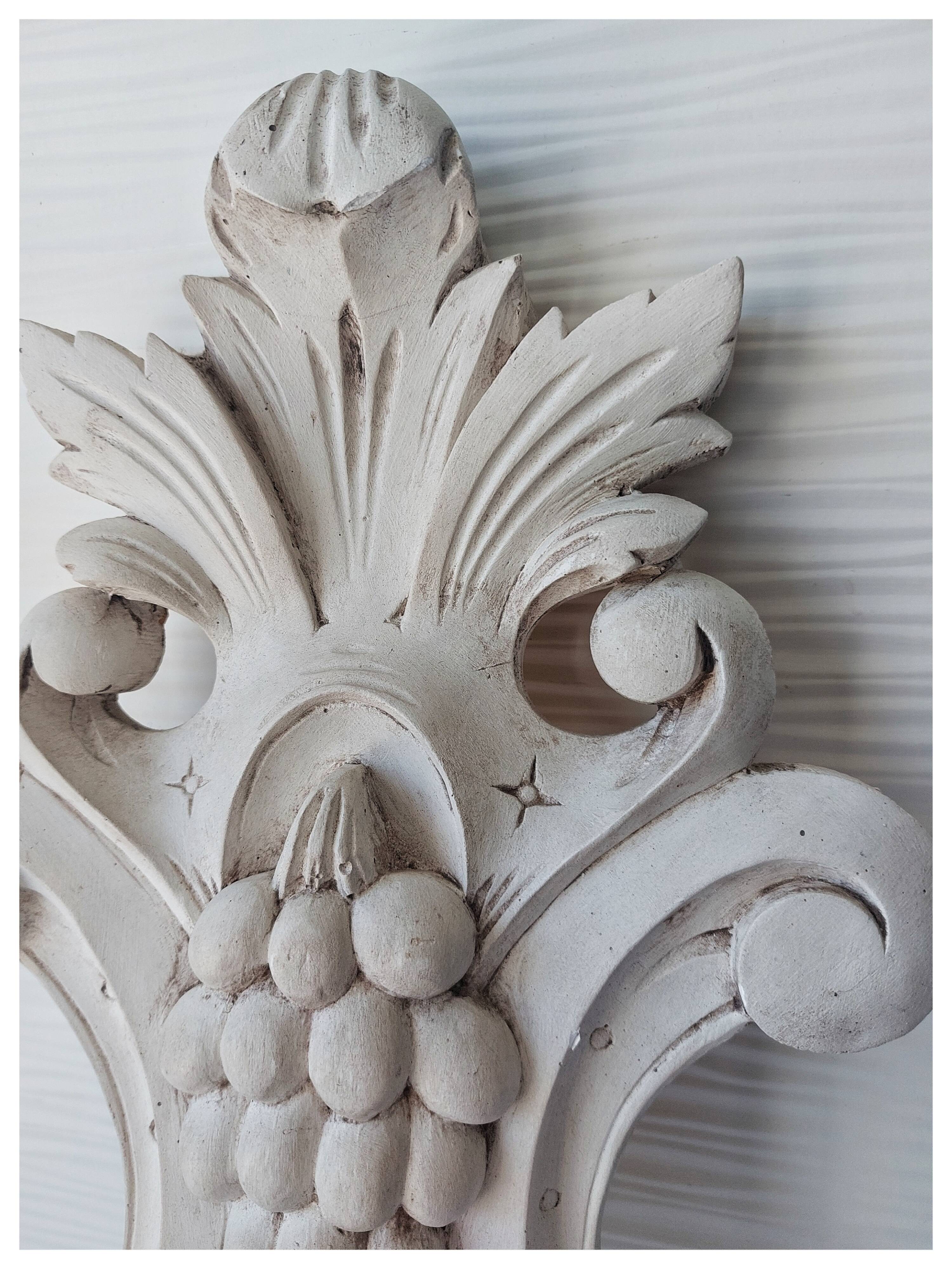 Hanging plaster molding