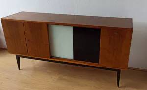 Buffet long moderniste des années 1970.