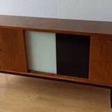 Buffet long moderniste des années 1970.