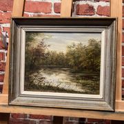 Peinture représentant un lac au milieu de la forêt
