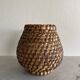 Vase en paille tressée
