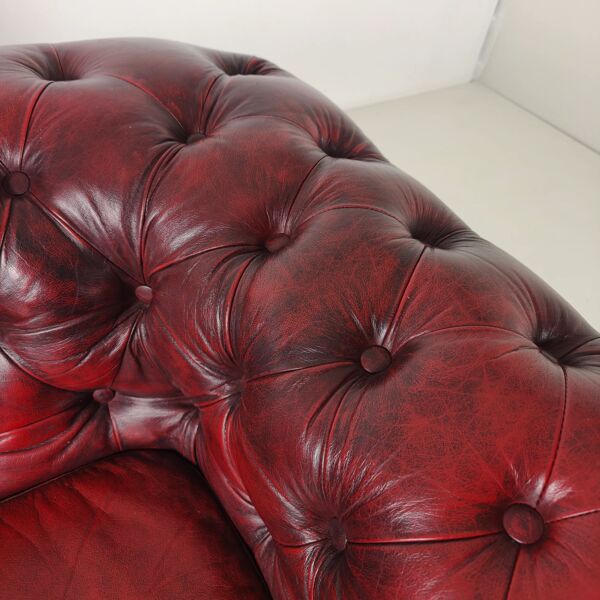 Canapé Chesterfield 2 places rouge – cuir bordeaux