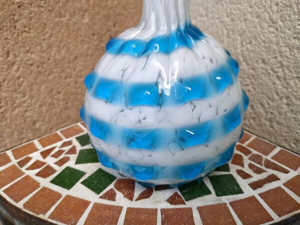 Vase en verre soufflé bleu et blanc
