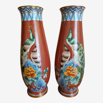 Paire de vases en cloisonné motifs symétriques paon