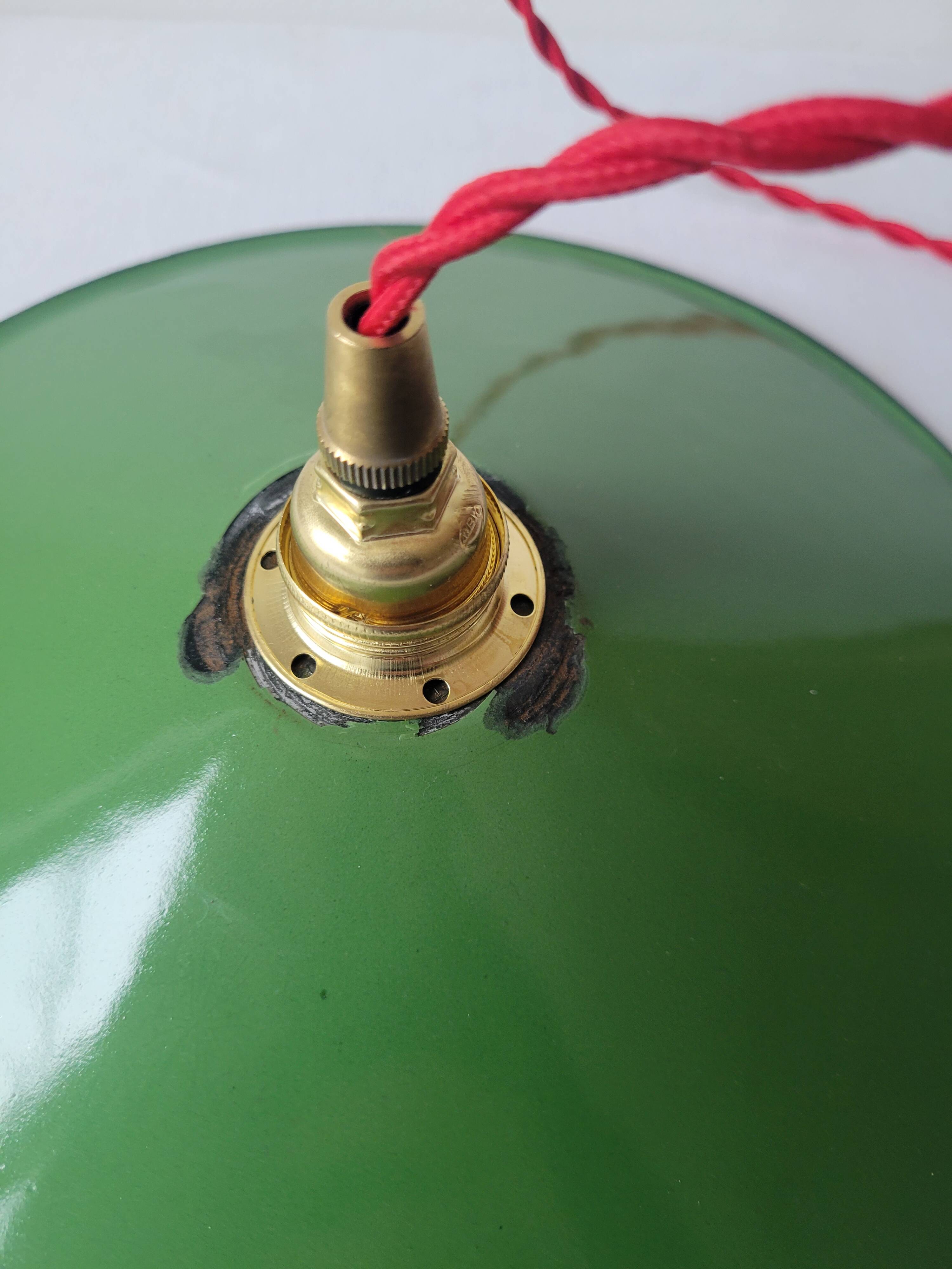 Workshop suspension in enamelled sheet metal