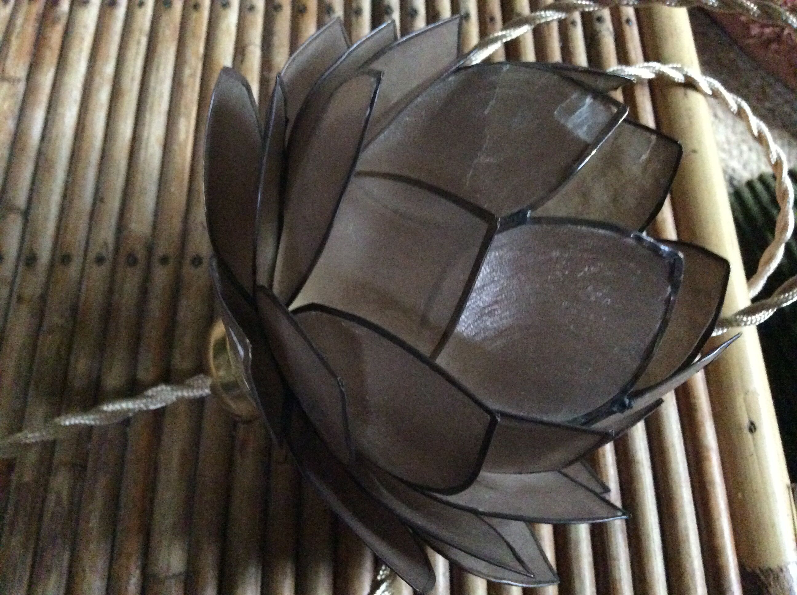 Mother-of-pearl suspension