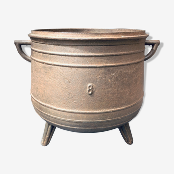 Cast-foot and cast-iron cauldron