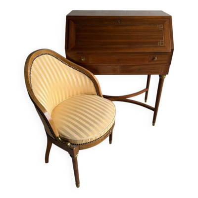 Bureau en bois antique DeCoene avec chaise rembourrée beige à rayures, ensemble classique orné de laiton
