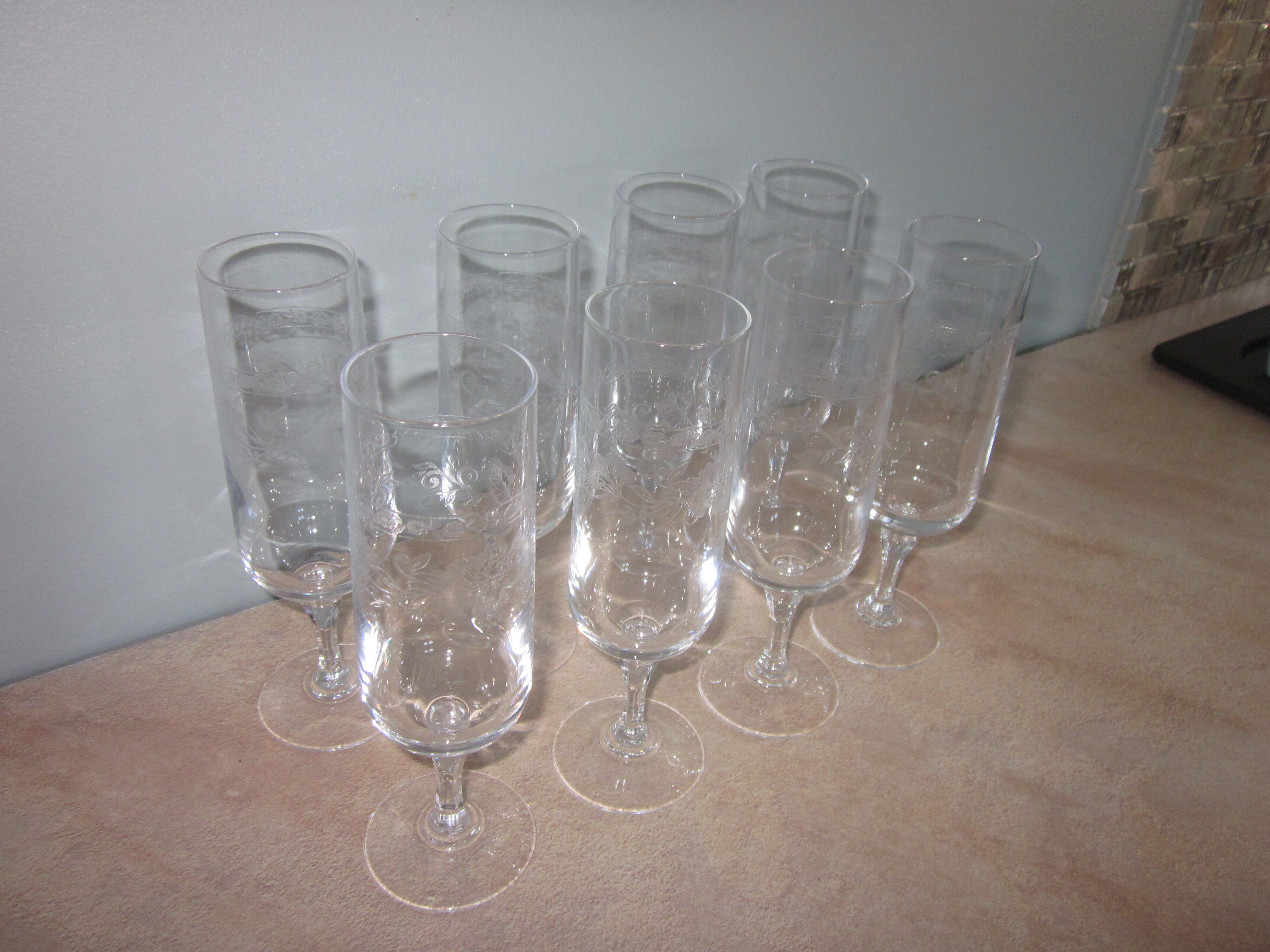 8 champagne flutes in crystal engraved in relief model Matignon