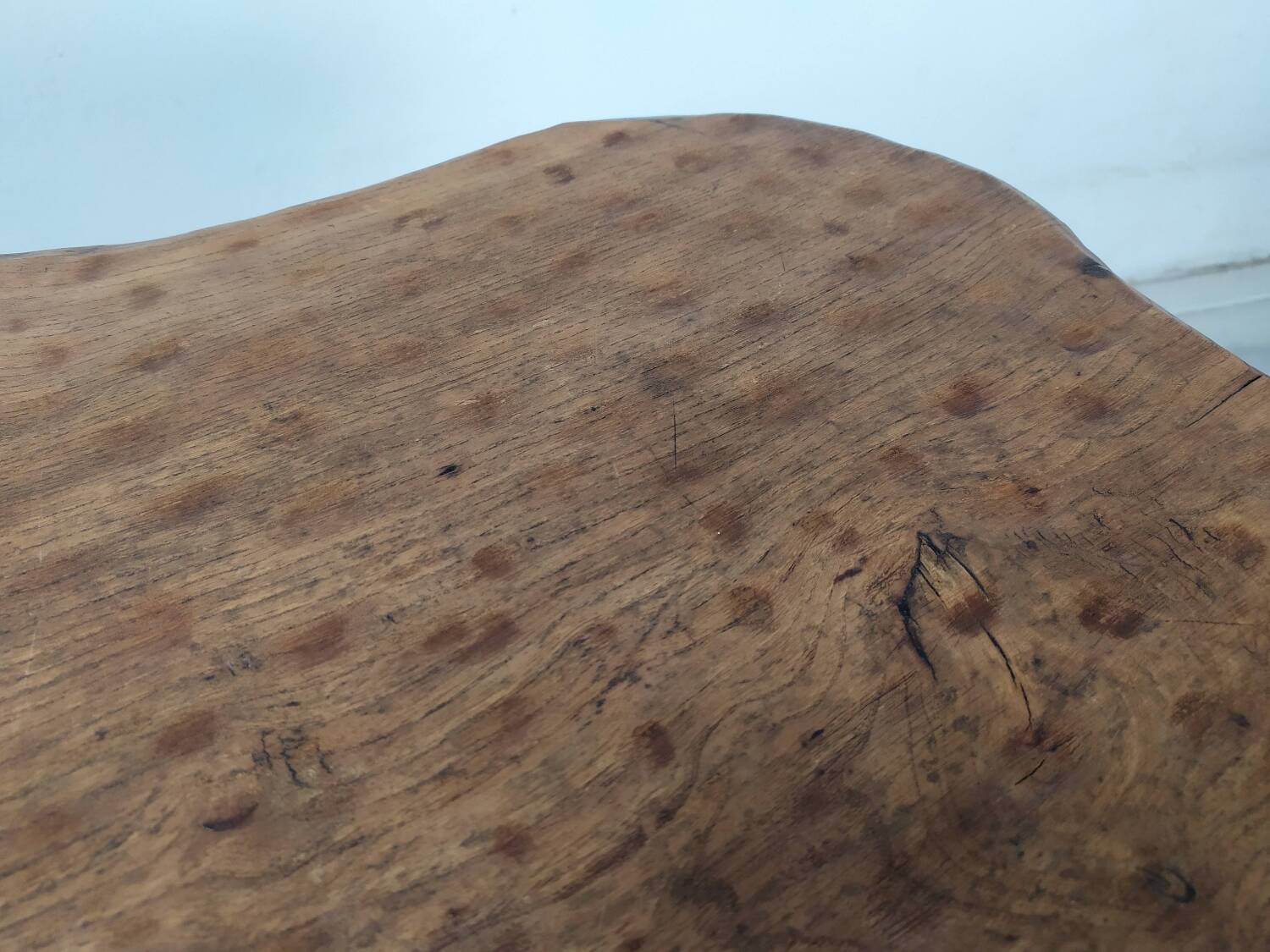 Table basse bois brutaliste