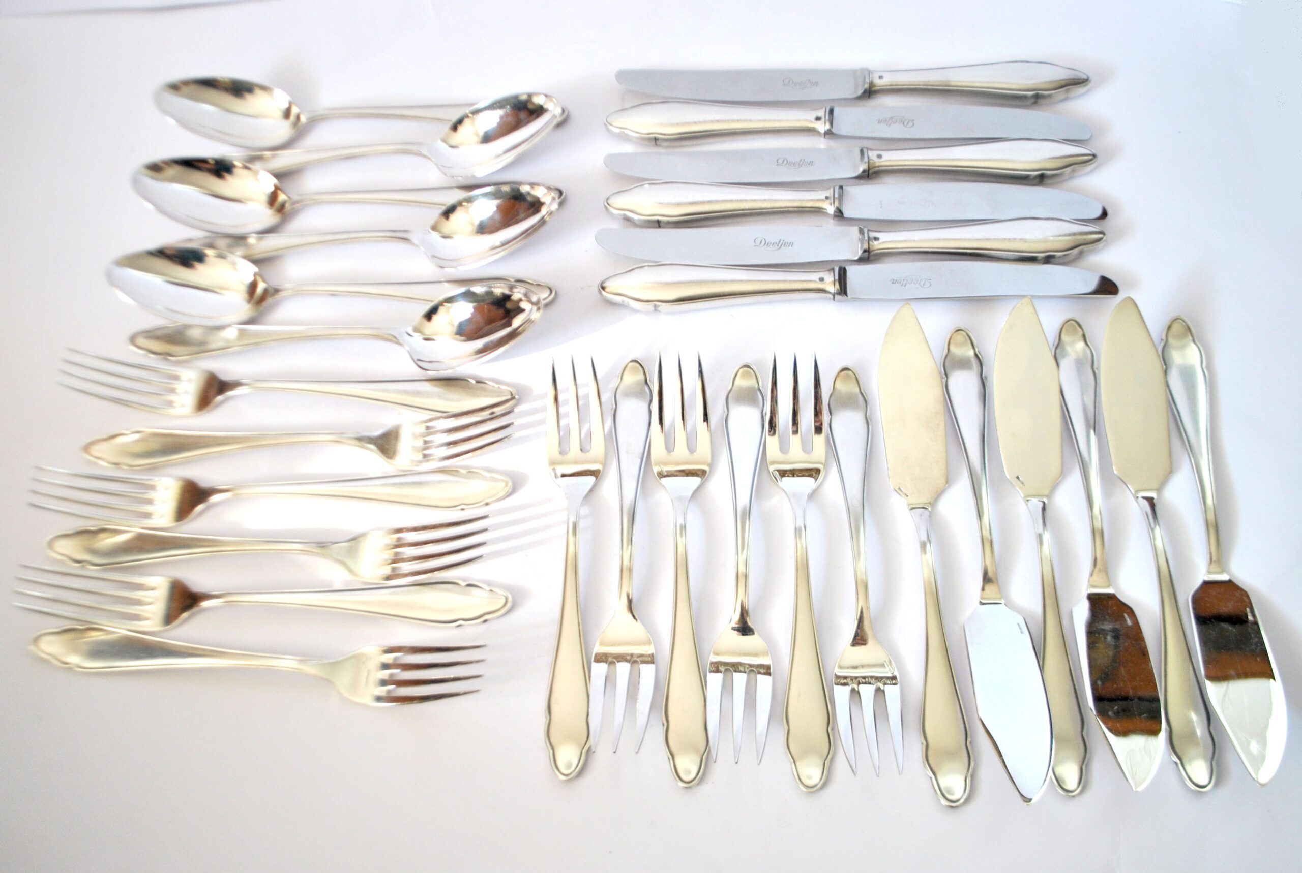 DEETJEN 30-piece modernist cutlery set with scalloped edges