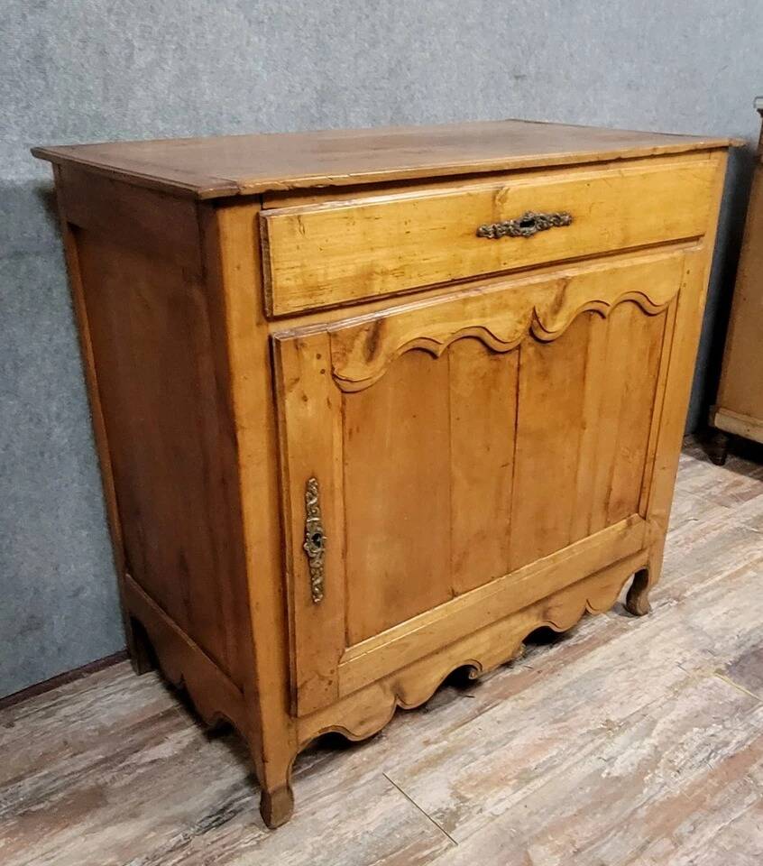 Buffet confiturier époque Louis XV en merisier massif