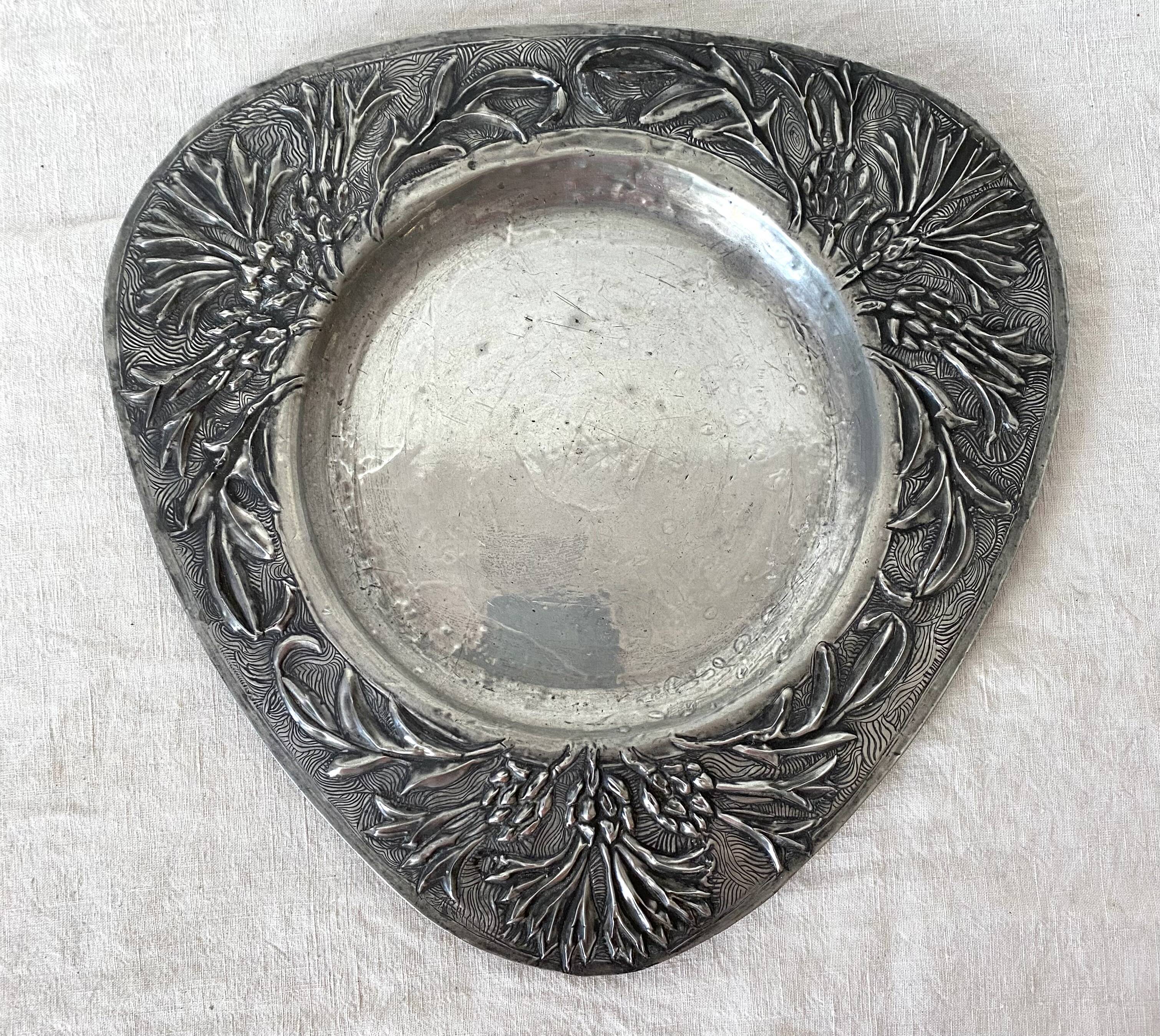 Plat , vide poche en étain repoussé décor bleuets