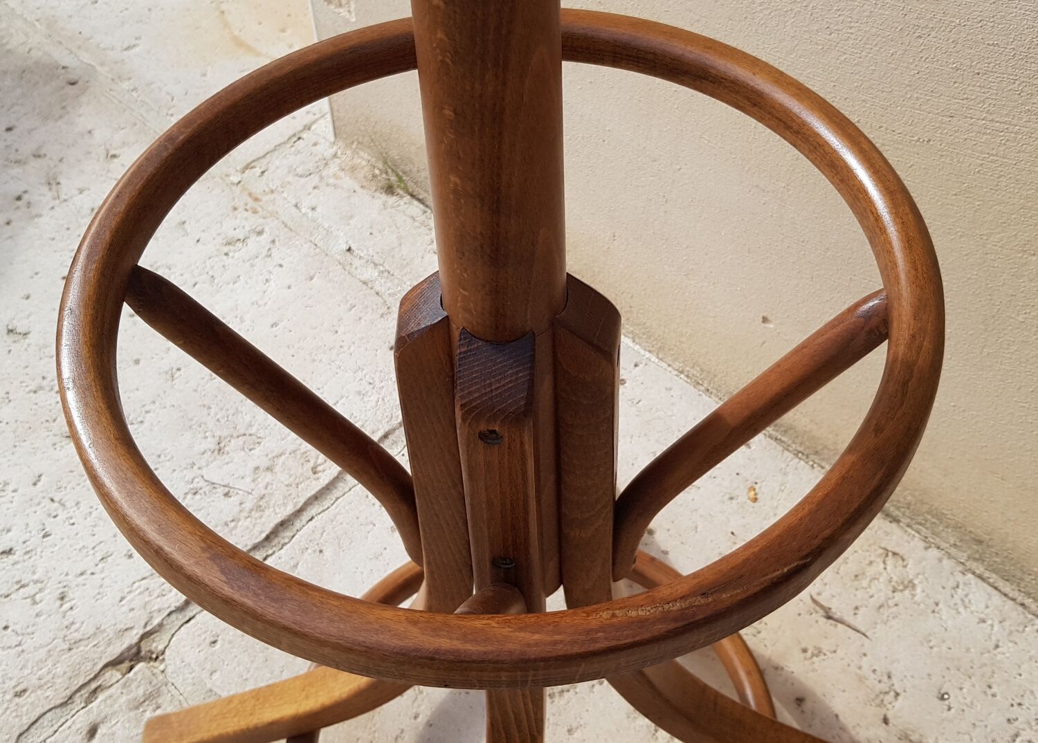 Coat rack roting parrot