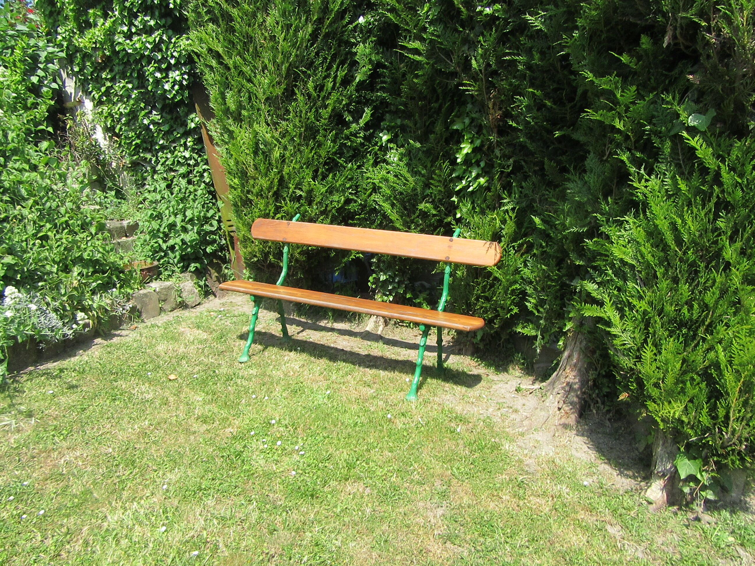 Garden bench in wood and cast iron