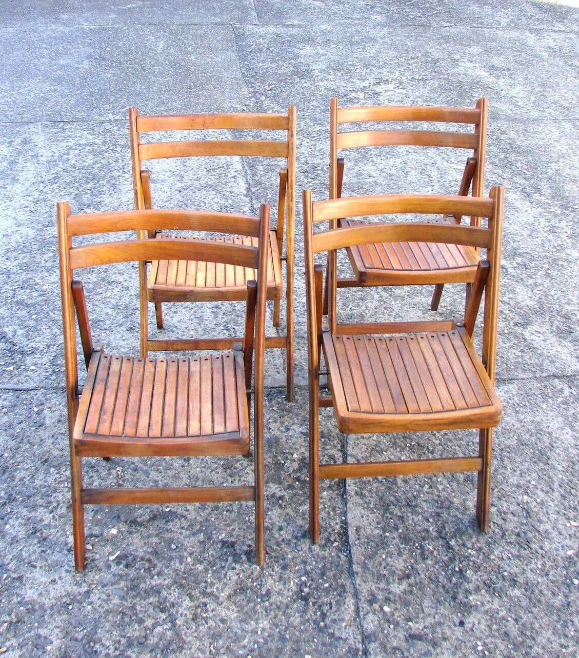 A set of 4 vintage folding wooden chairs, 1970s.