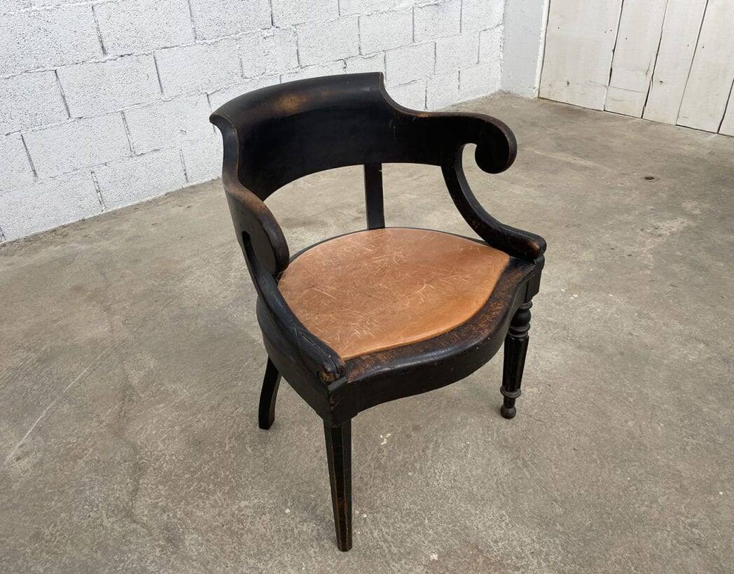 Fauteuil Louis Philippe en bois noir et cuir cognac