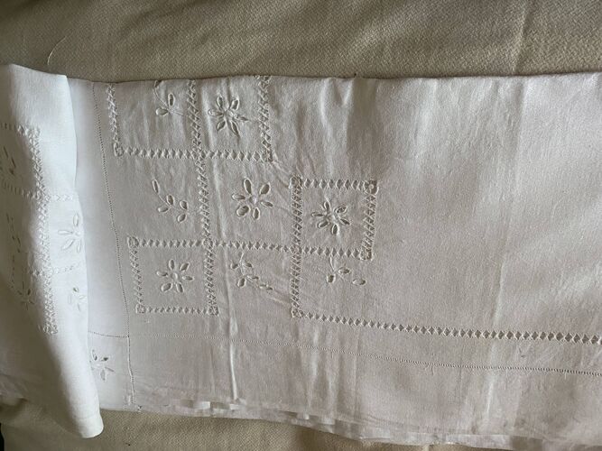 Hand-made linen tablecloth for reception