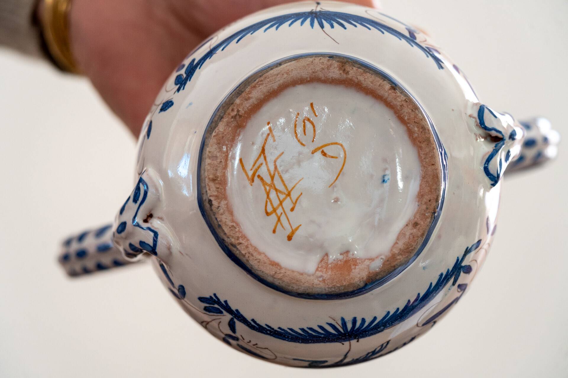 sugar bowl in Martres-Tolosane earthenware with Moustiers decorations