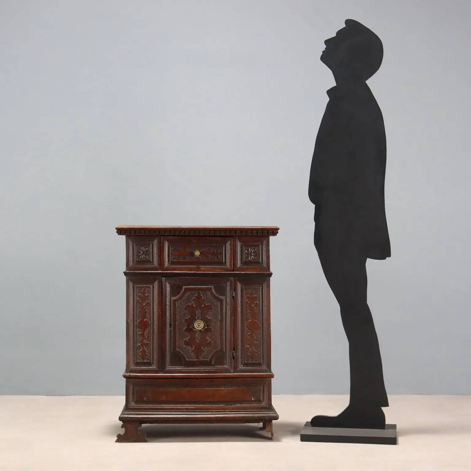 Antique baroque bedside table in walnut, Italy, early 18th century.