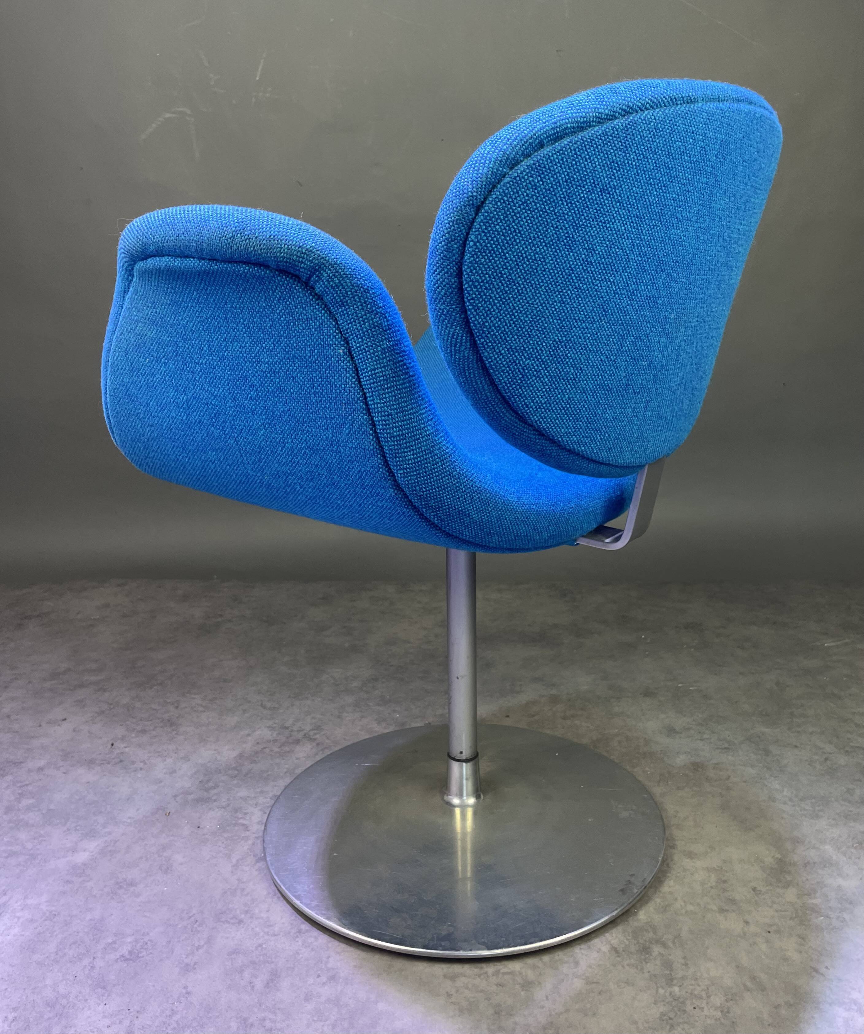 Chaise Little Tulip de Pierre Paulin bleu