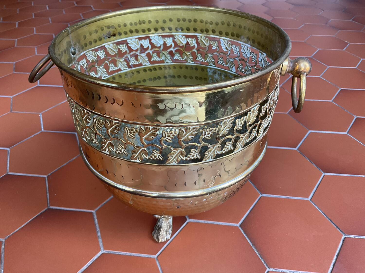 Round copper planter