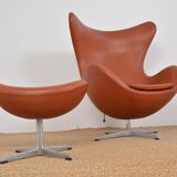Fauteuil Egg et son repose pied d’Arne  Jacobsen  Edité par Fritz Hansen.