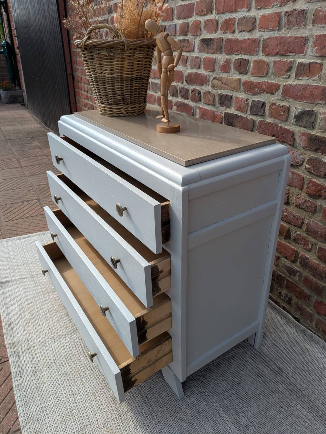 Chest of drawers
