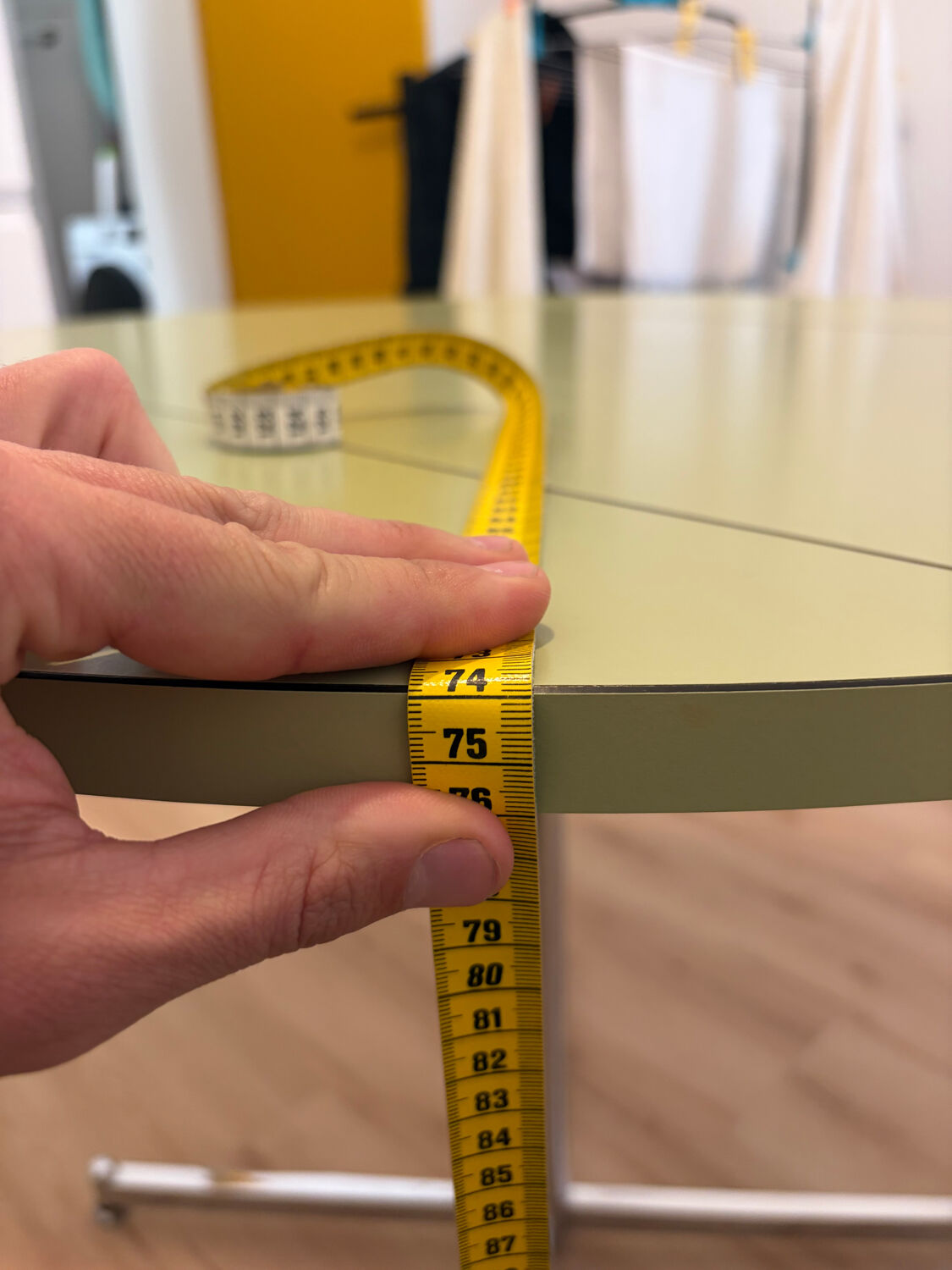 Round extendable folding Formica table with metal legs from the 50s/60s in green.