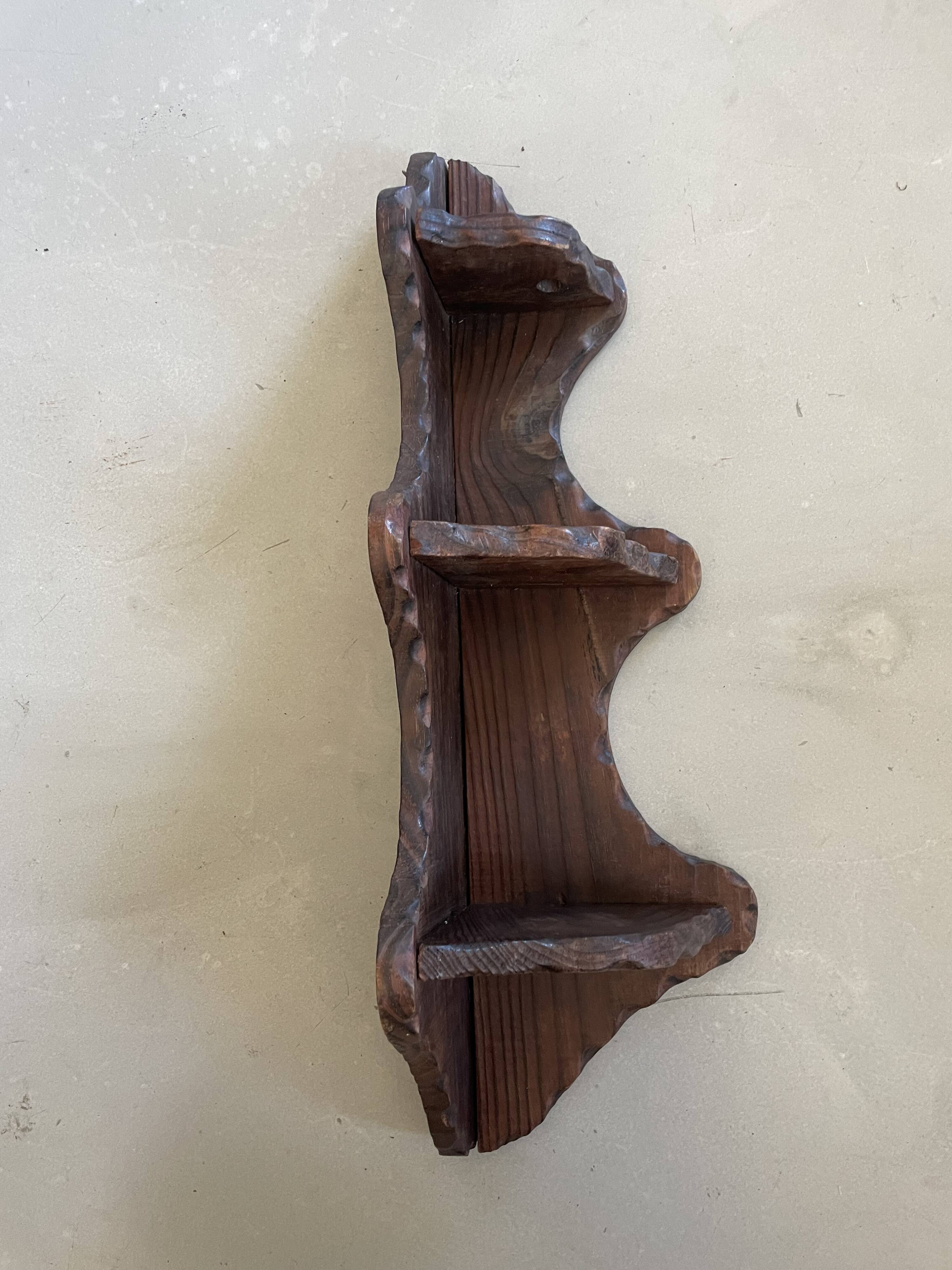 Etagère d'angle en bois ancienne