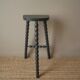 Haut tabouret tripode porte plante en bois perlé peint en noir