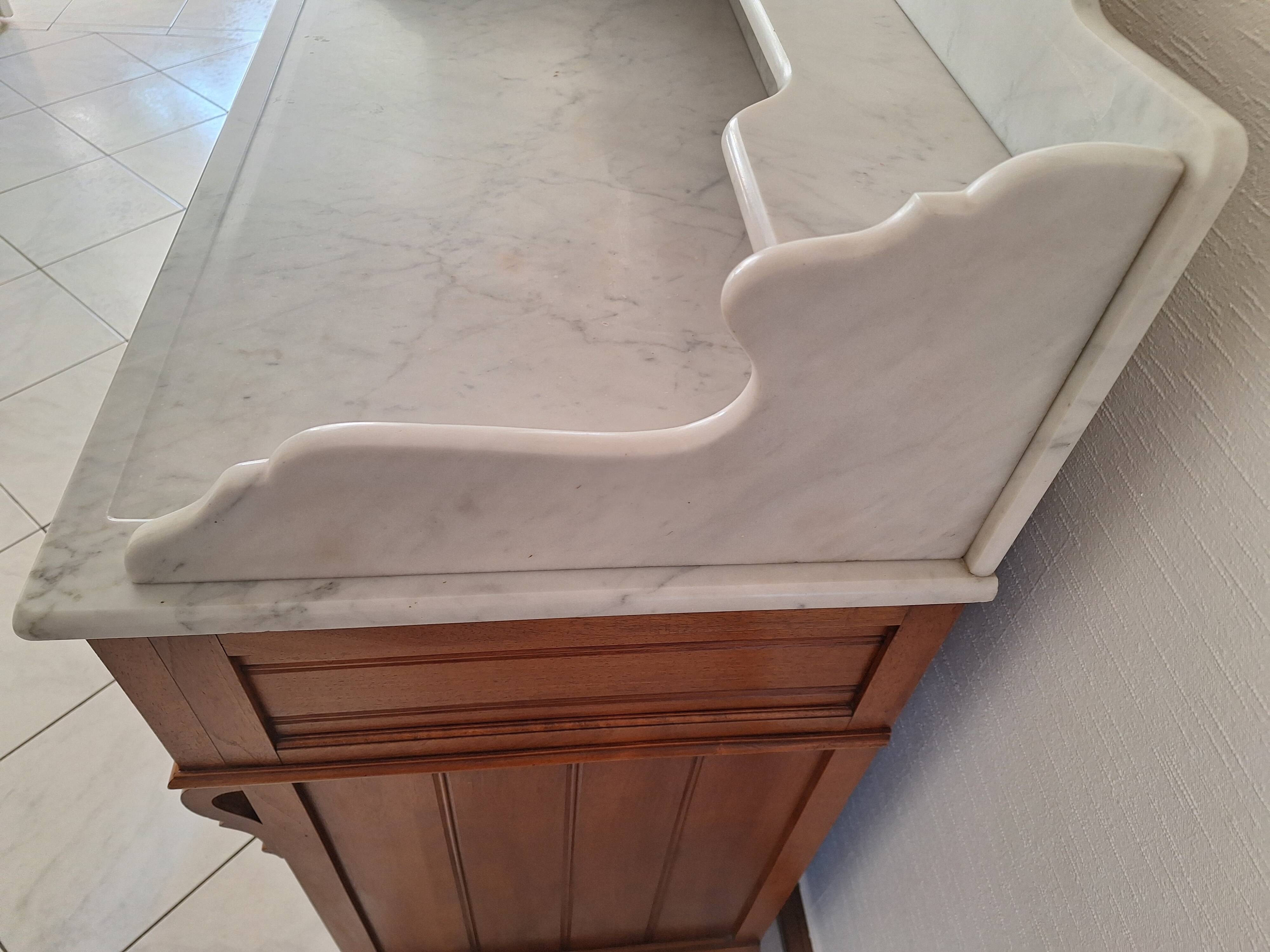 Ancien meuble de salle de bain avec marbre