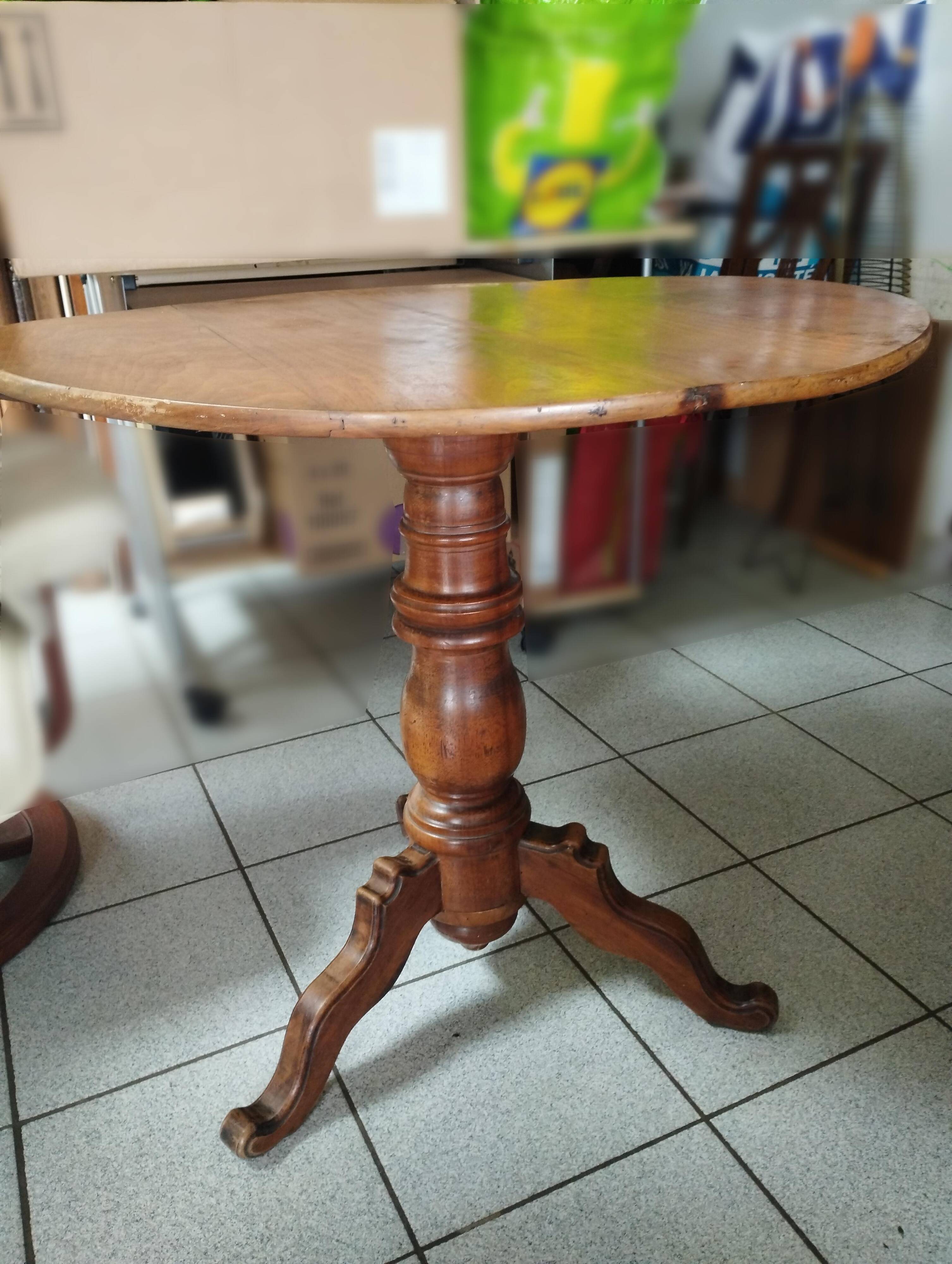 3-legged pedestal table in solid fruit wood