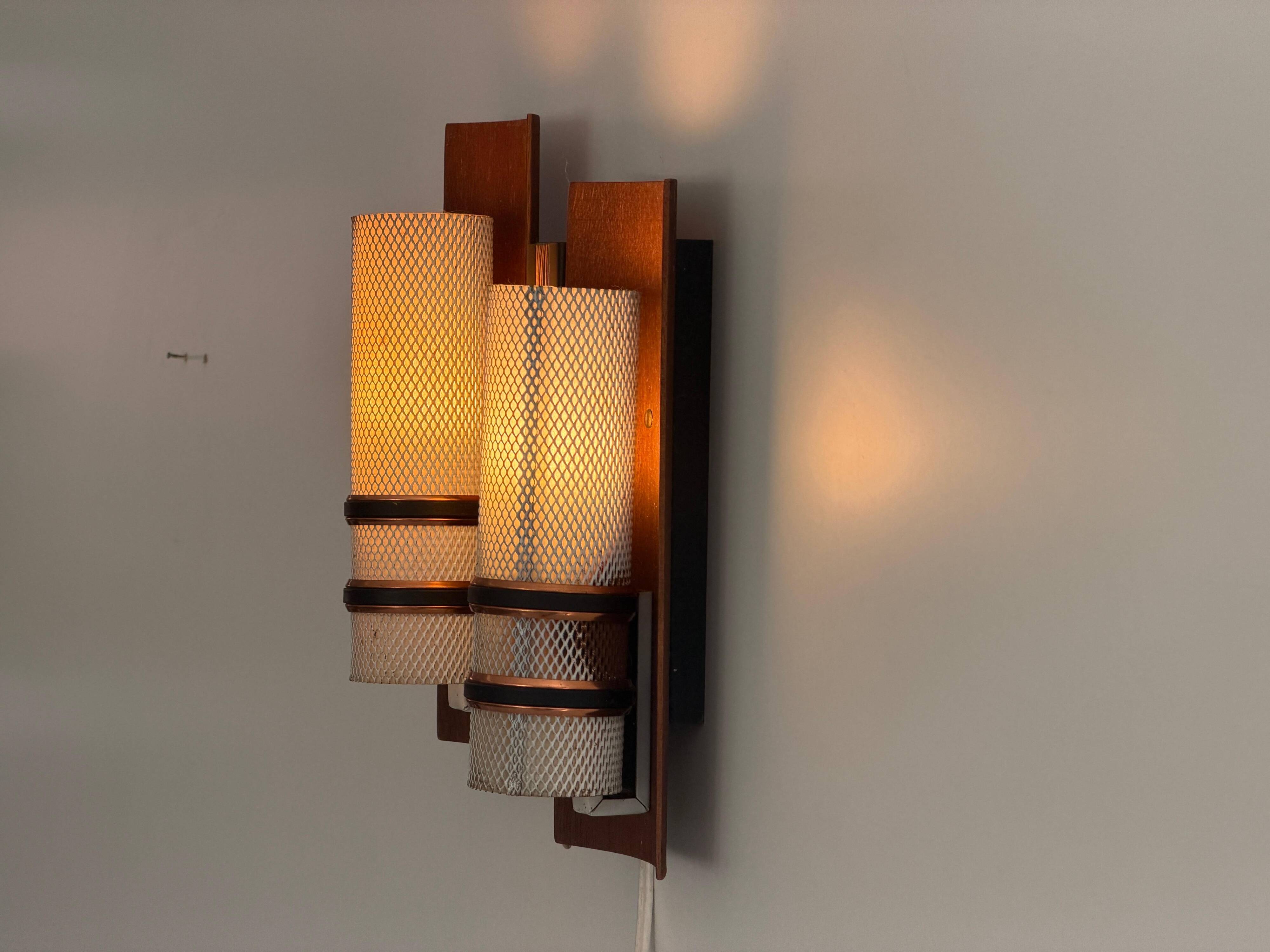 Simple mid-century wall light in metal, wooden and copper base, 1960s, Germany.