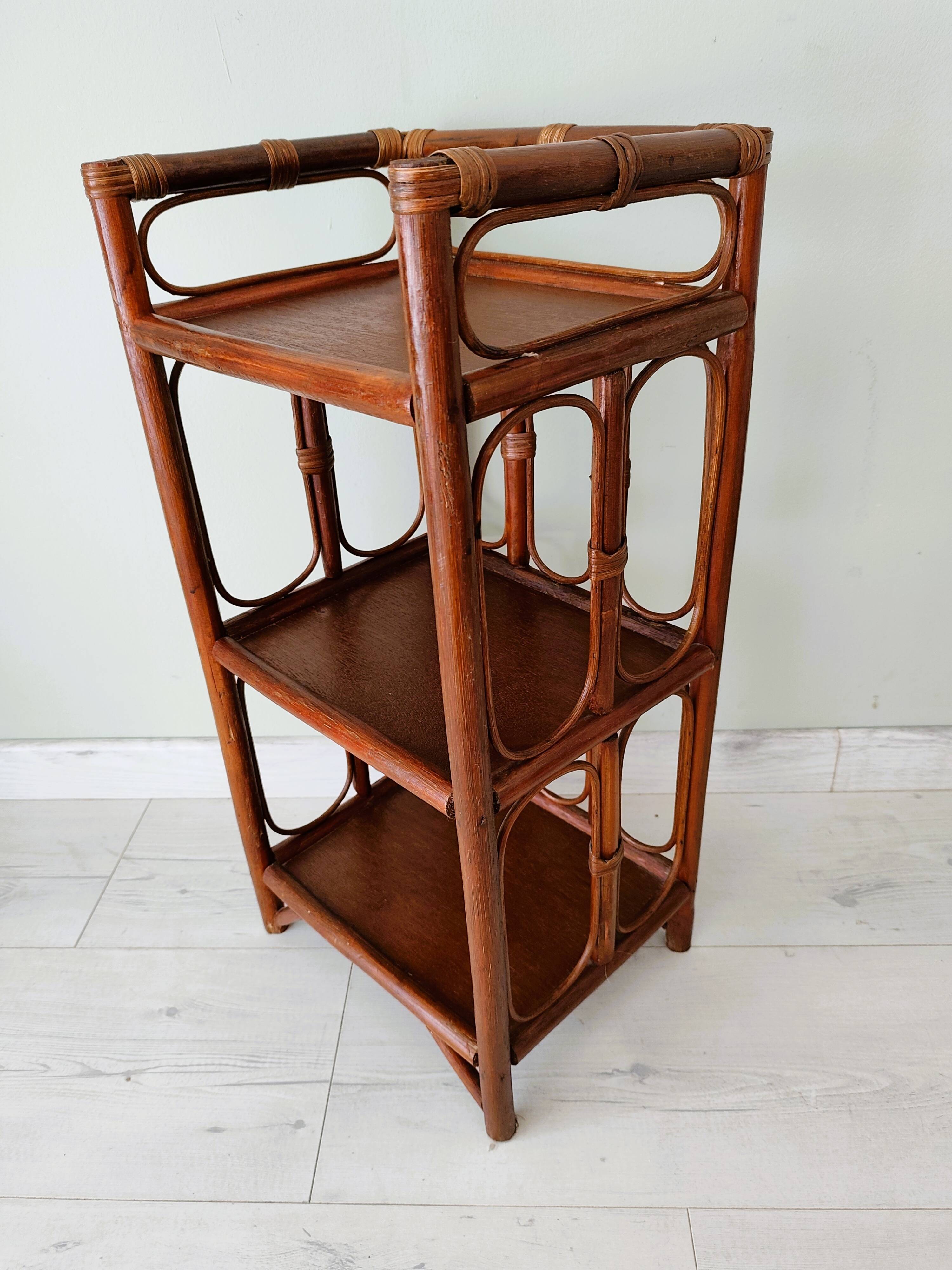 Petite table d'appoint ancienne en bambou et bois