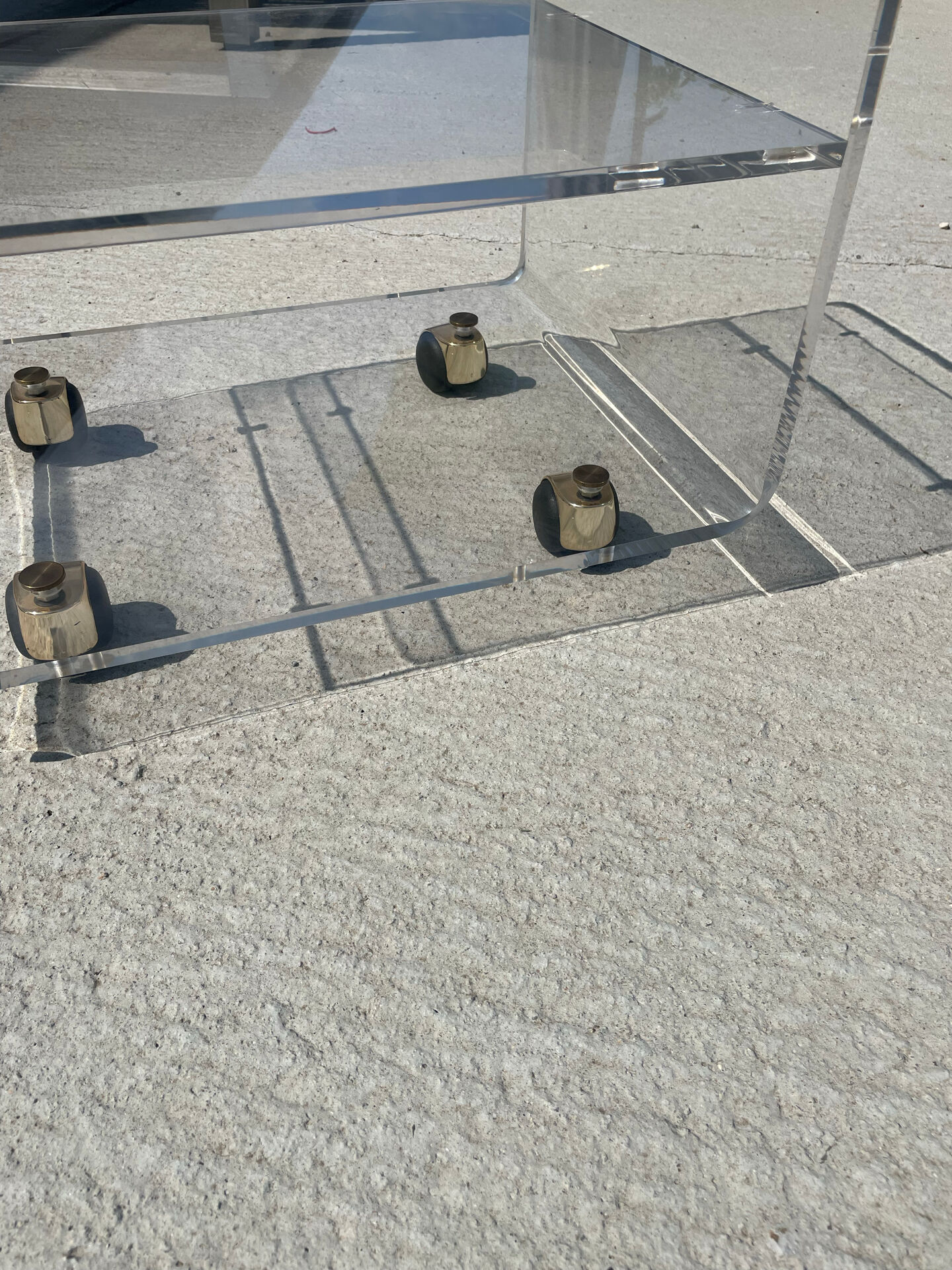 Table de dessert en plexiglas par David Lange – Les Invisibles du Marais, années 1970