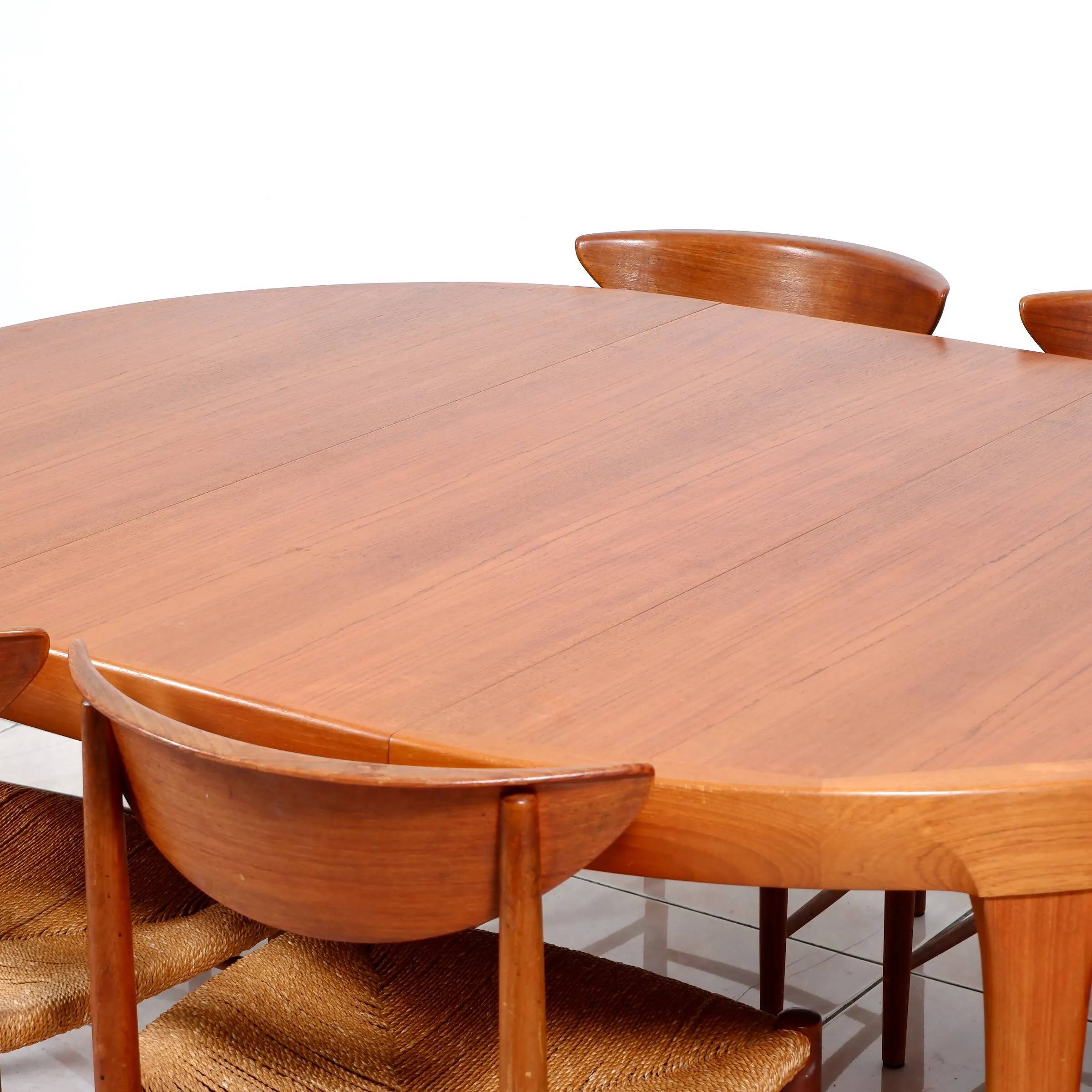 Round dining table in teak by Ib Kofod Larsen for Faarup Mobelfabrik
