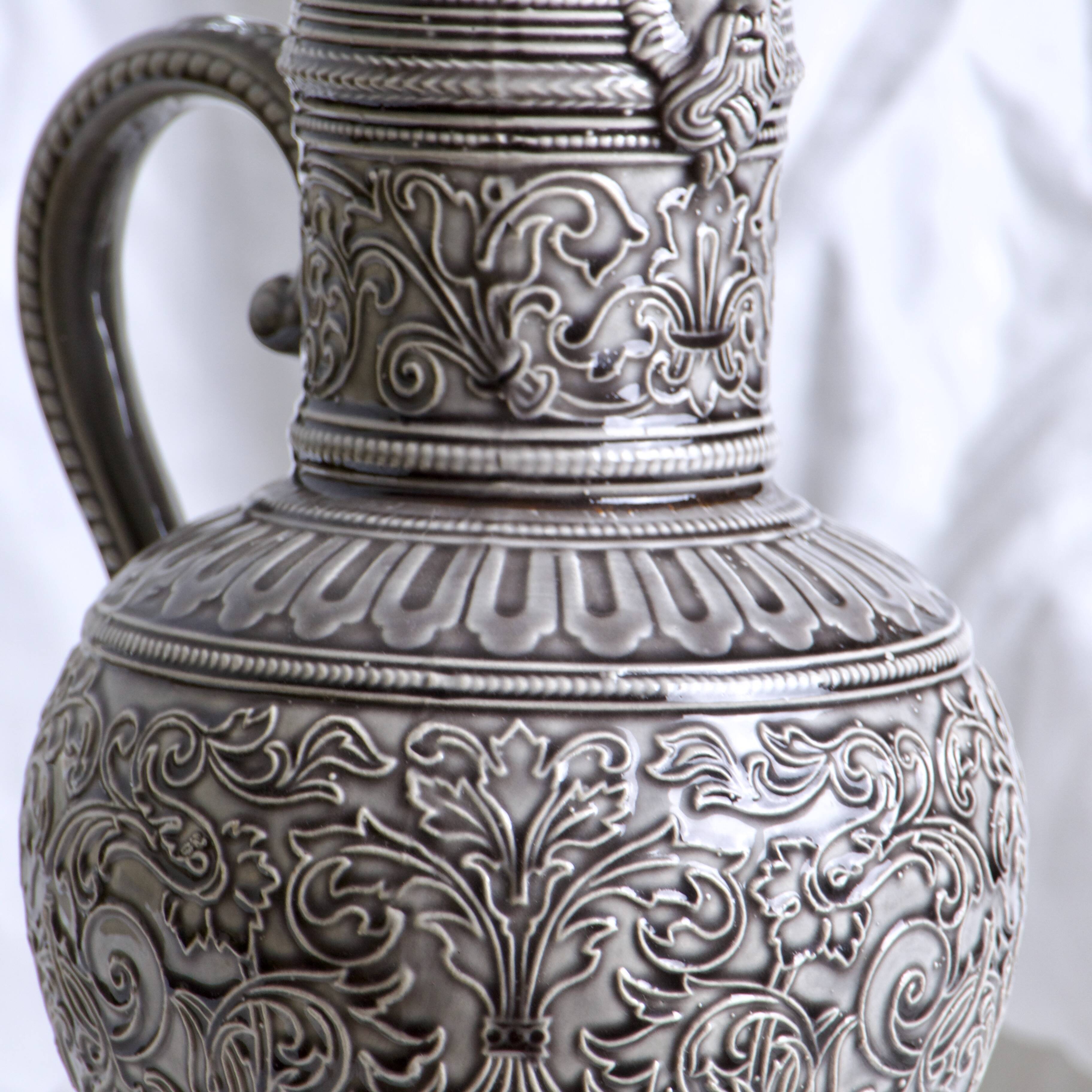 Large 19th century (1840) barbotine carafe / vase with prow head