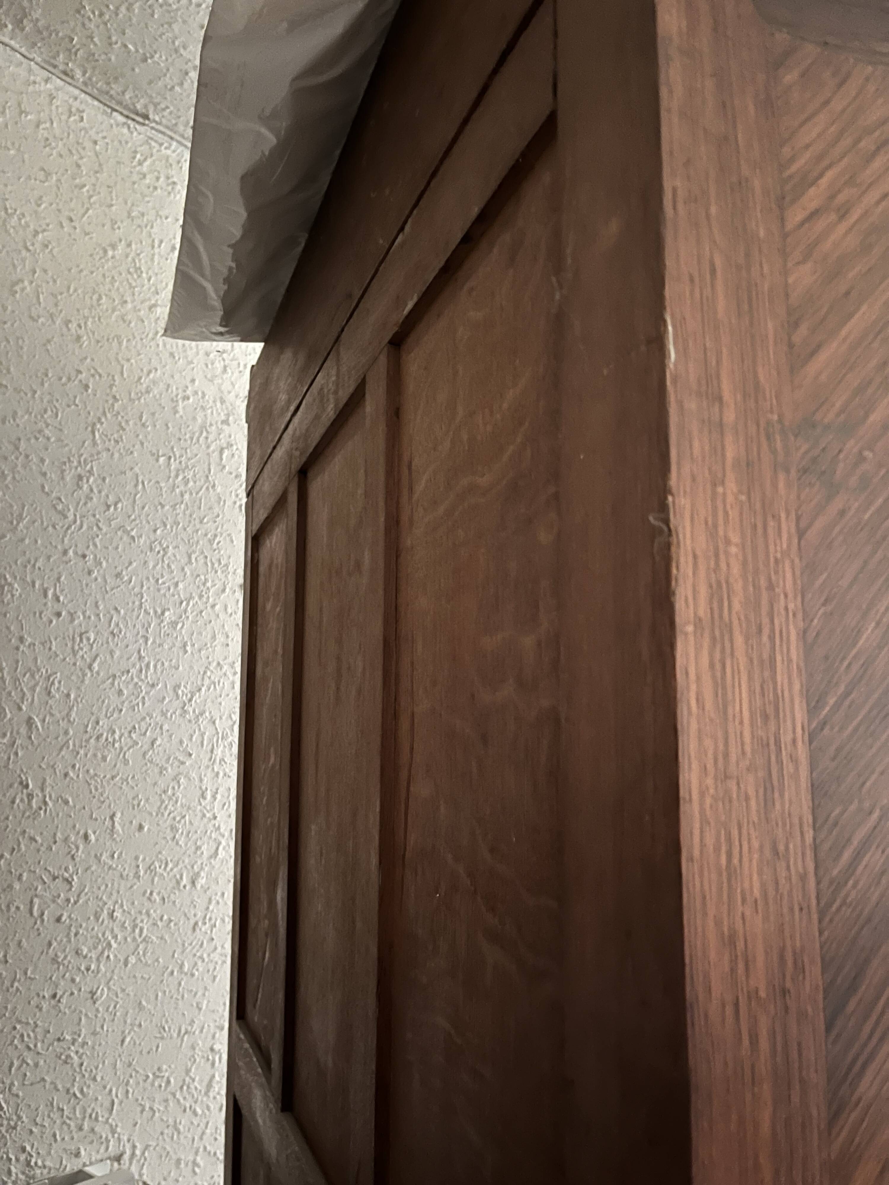 Armoire ancienne en bois massif avec miroir – style Louis XV – belle pièce