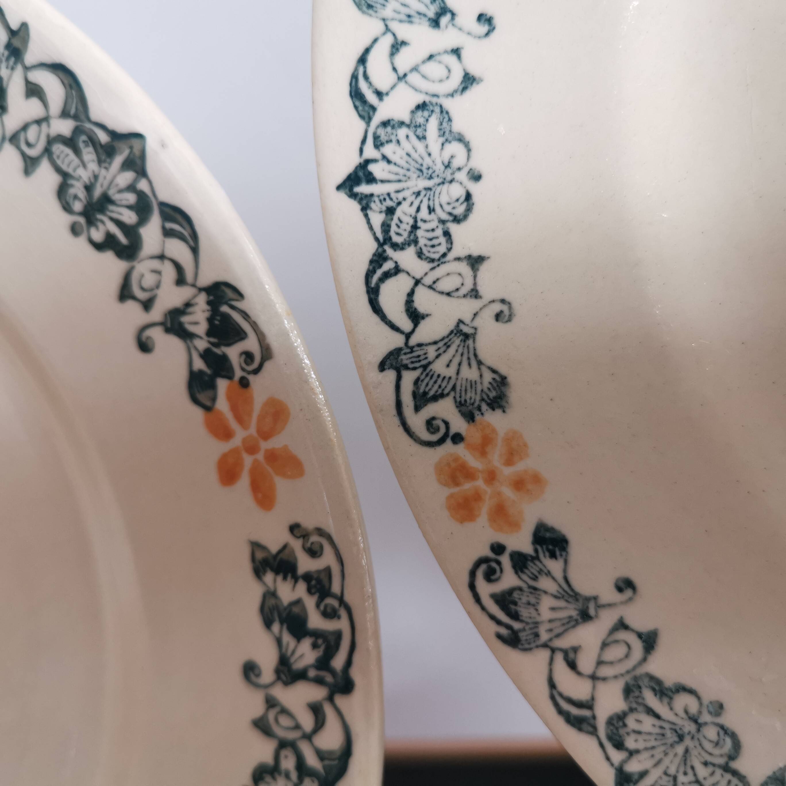 Set of 8 Moulin des Loups dessert plates