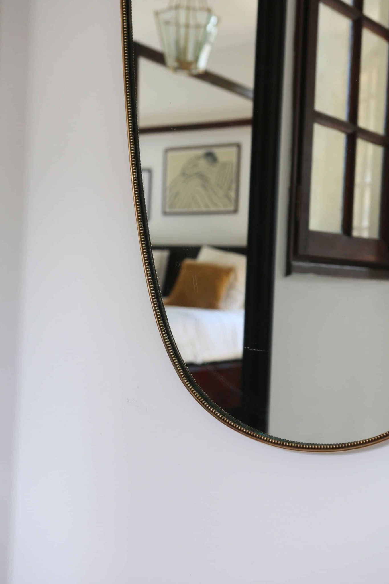 Miroir écusson en laiton à frise perlée de style italien