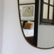 Miroir écusson en laiton à frise perlée de style italien