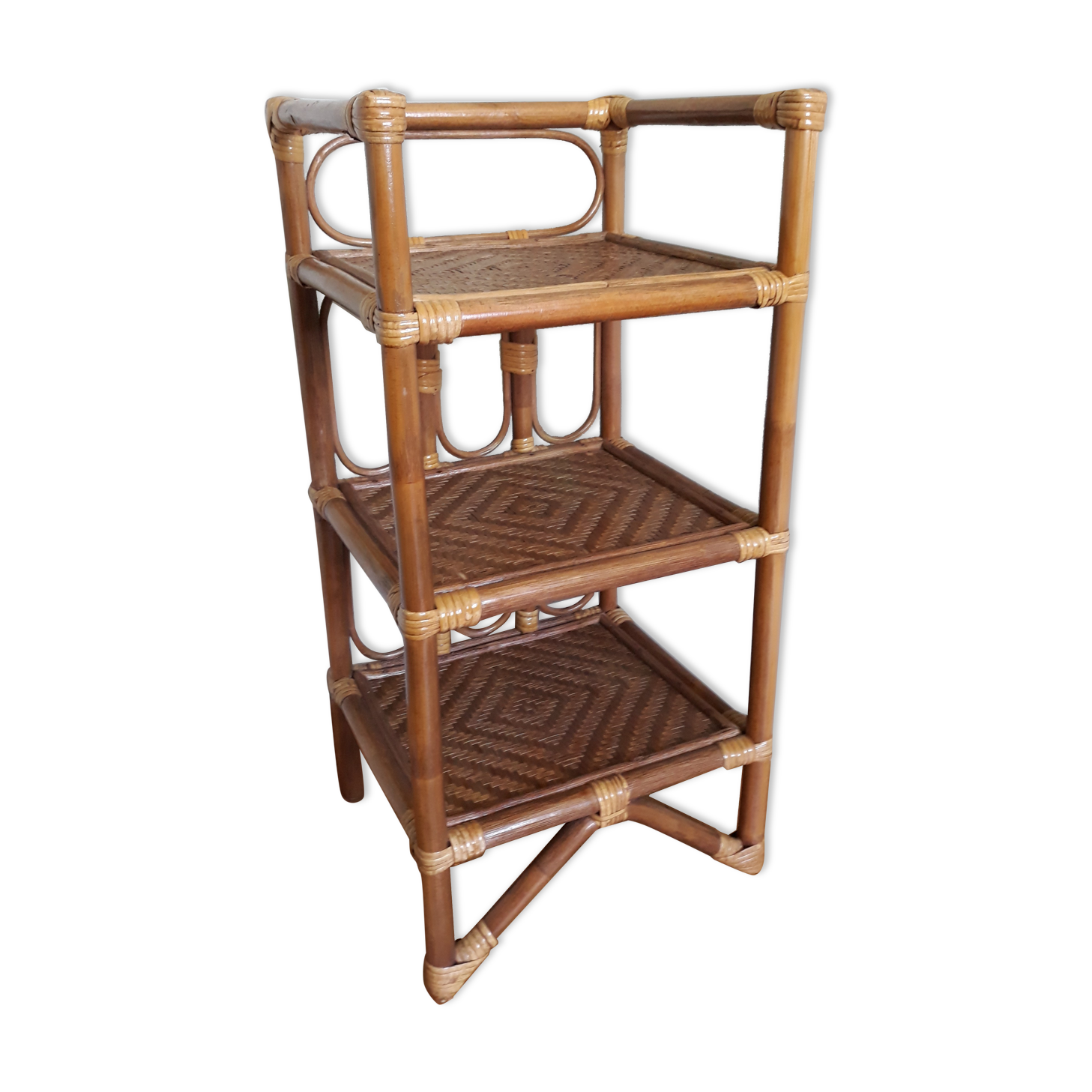 Light rattan shelf with canning