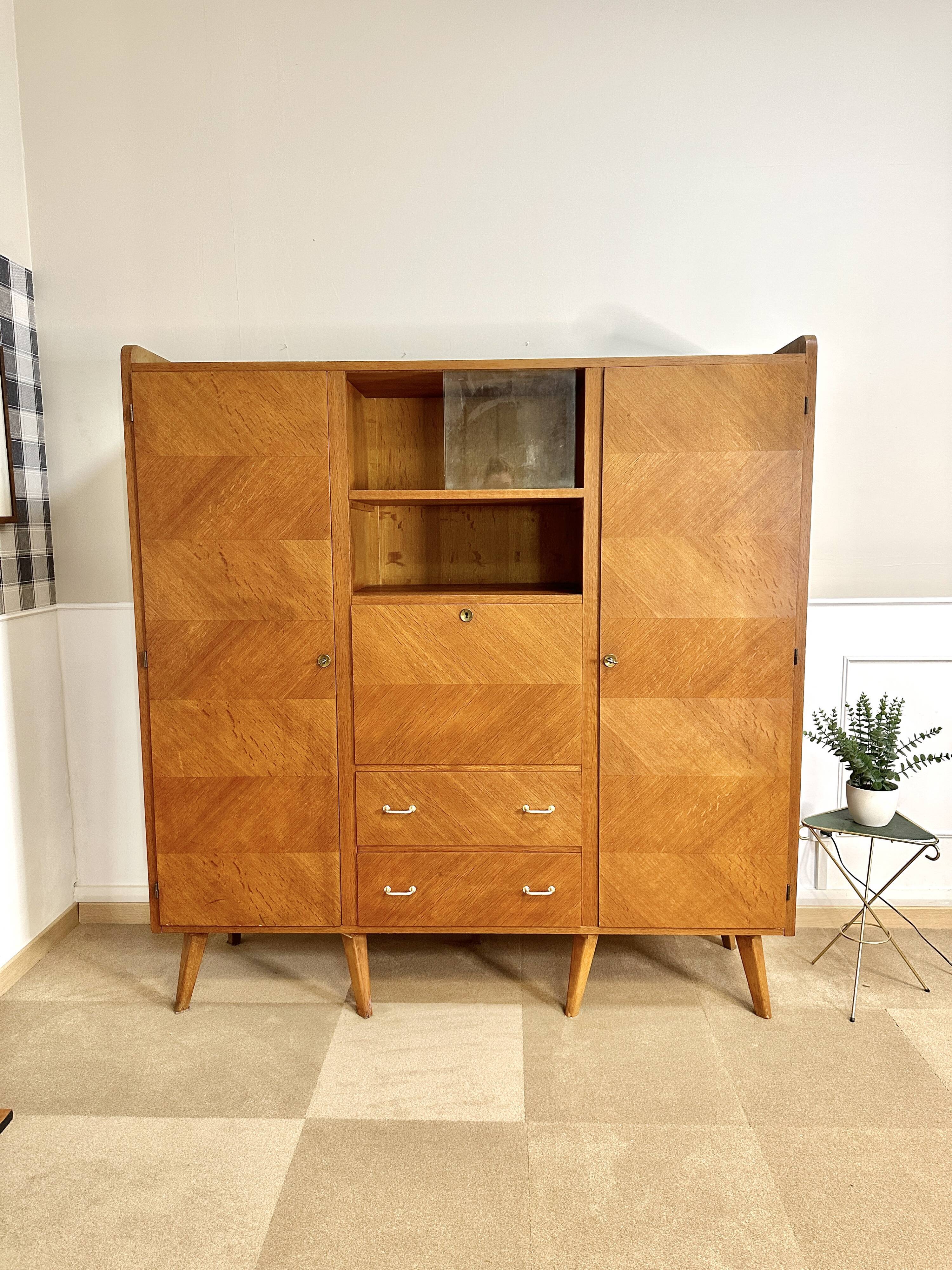 Armoire vintage pieds compas