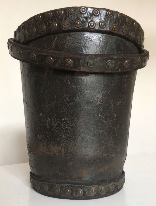 Corbeille à papier seau en cuir clouté brutaliste 1920
